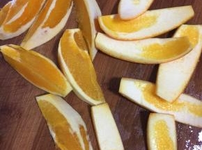 再用刀把橙子果肉取下来。