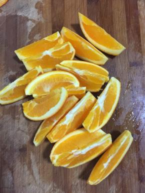 先把橙子切成八瓣儿。