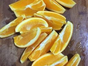 先把橙子切成八瓣儿。