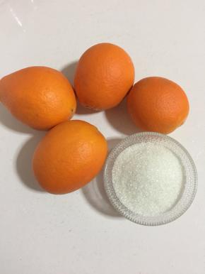 准备好橙皮糖所需的材料：
橙子4个，白糖200克。