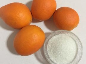 准备好橙皮糖所需的材料：
橙子4个，白糖200克。