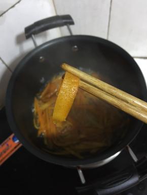 煮至橙皮呈透明状，即可转大火收汁儿。