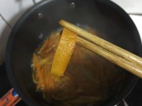 煮至橙皮呈透明状，即可转大火收汁儿。