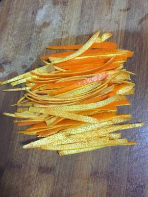 把处理好的橙皮切成条备用。