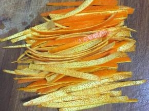 把处理好的橙皮切成条备用。