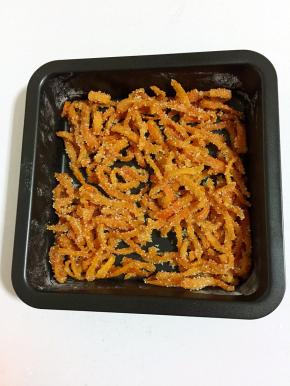 夹出来放到烤盘上，稍微晾一下，裹剩余的40克白砂糖即可。（煮好的橙皮不要放的太冷，稍微晾一下即可，要不然冷了会变硬，不容易裹糖。白砂糖要选用粗粒的白砂糖，裹出来效果好看。）没有烤盘的也可以等橙皮稍微晾一下，直接撒白糖，用筷子搅拌均匀也可以哦，还少洗一个烤盘呢！嘻嘻。