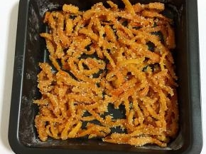 夹出来放到烤盘上，稍微晾一下，裹剩余的40克白砂糖即可。（煮好的橙皮不要放的太冷，稍微晾一下即可，要不然冷了会变硬，不容易裹糖。白砂糖要选用粗粒的白砂糖，裹出来效果好看。）没有烤盘的也可以等橙皮稍微晾一下，直接撒白糖，用筷子搅拌均匀也可以哦，还少洗一个烤盘呢！嘻嘻。