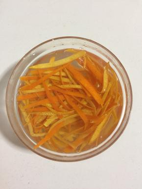 加入适量的清水搓洗。