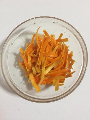 倒掉水，加入一勺盐充分揉搓，加入适量的清水搓洗干净。再加入一勺盐充分揉搓片刻，加入适量的清水清洗干净，挤干水分备用。（尽量多加盐搓洗几遍，我洗了3遍。）