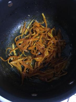 锅里的汁儿越来越少的时候记得要不停的用筷子搅拌，以免糊锅。汁儿不要收的太干，如图片上的状态即可。