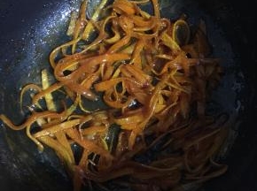 锅里的汁儿越来越少的时候记得要不停的用筷子搅拌，以免糊锅。汁儿不要收的太干，如图片上的状态即可。