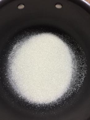 把160克白糖倒进不粘锅中。