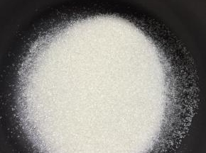 把160克白糖倒进不粘锅中。