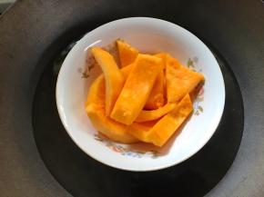 先把南瓜洗净切块放入蒸锅大火蒸熟。
