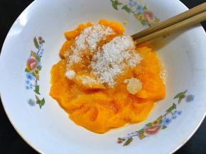 把蒸熟的南瓜捣成泥，待温热的时候取180克放入30克糖和3克酵母搅匀。