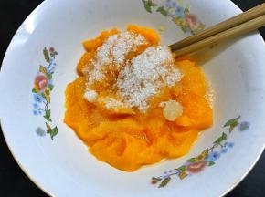 把蒸熟的南瓜捣成泥，待温热的时候取180克放入30克糖和3克酵母搅匀。