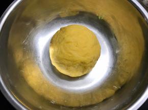 300克面粉和南瓜泥和成面团，放温暖处发酵。