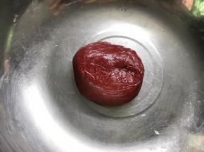 80克面粉加3克红曲粉、1克酵母、10克糖用40克水和成面团，放温暖处发酵。