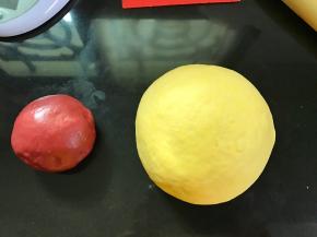 把发酵好的面团分别揉成光滑的二个面团待用。