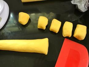 南瓜面团分成45克一个剂子。