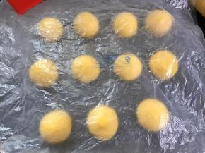 滚圆后盖保鲜膜松驰十分钟。