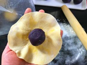松驰好的剂子擀成中间厚，四周薄的面皮，包上一个紫薯泥。