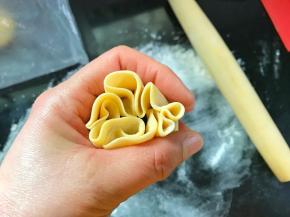 慢慢地用虎口收起来，不用收太紧，包好。