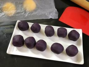在松驰的时候把紫薯泥分成20克一个剂子待用。
