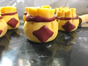 贴在福袋的中央。