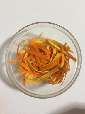 用手充分揉搓。