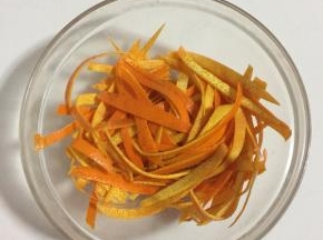 用手充分揉搓。