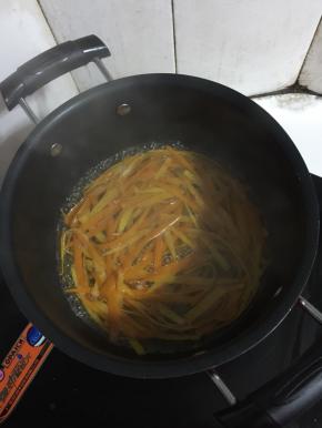 开中火慢慢的加热熬煮。