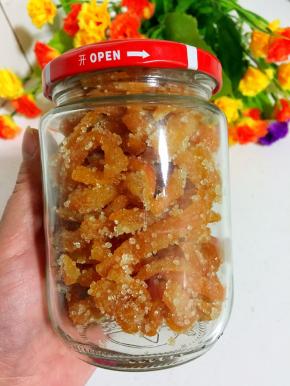 做好的橙皮糖放在干净的玻璃瓶中，密封保存即可。（自制橙皮糖不添加任何防腐剂，请尽快食用完哦！）