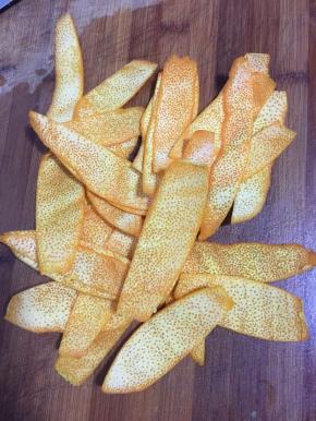 这就是全部处理好的橙子皮。（处理橙子皮可是个费时的辛苦活儿哦，要有耐心哦。）