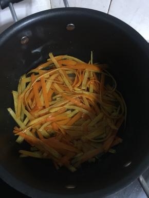 加入刚好没过橙皮的水。