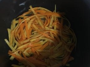 加入刚好没过橙皮的水。