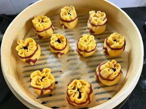 全部完成后码入蒸笼。