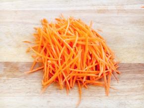胡萝卜切丝备用。