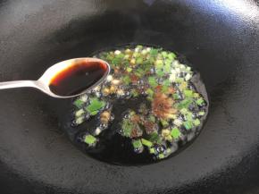 放入1勺的生抽。