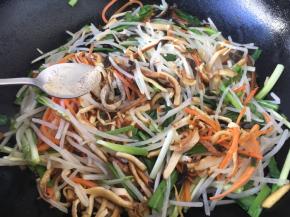 放入少许的白胡椒粉。