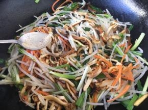 放入少许的白胡椒粉。