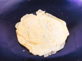 鸡蛋打散，锅里抹一层薄薄的油，倒入蛋液，把正反两面煎成金黄色的鸡蛋饼。