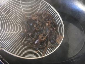 木耳焯水捞出过凉水备用。