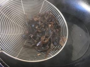 木耳焯水捞出过凉水备用。