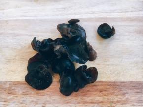 木耳提前泡发好。