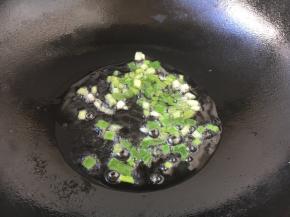 热锅凉油，放入3勺左右的油，放入葱花。
