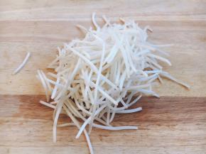 绿豆芽洗干净后掐头去尾。