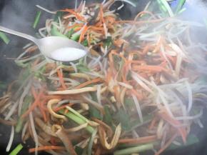 放入少许的白糖提鲜。 翻拌均匀入味。