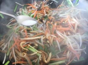 放入少许的白糖提鲜。 翻拌均匀入味。