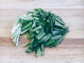韭菜切寸段。
